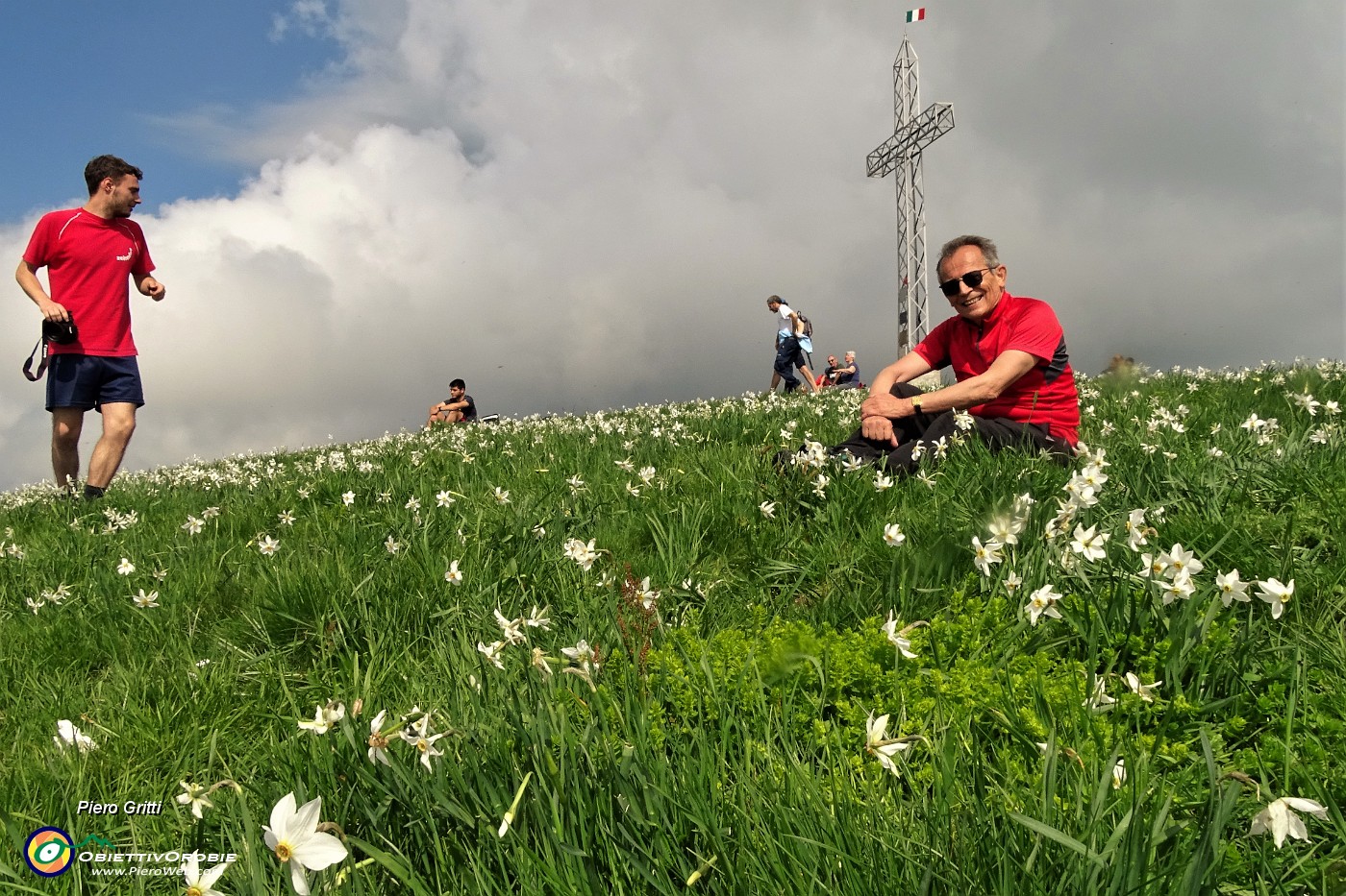 03 Alla croce del Linzone  (1392 m) col nuovo amico Levi.JPG